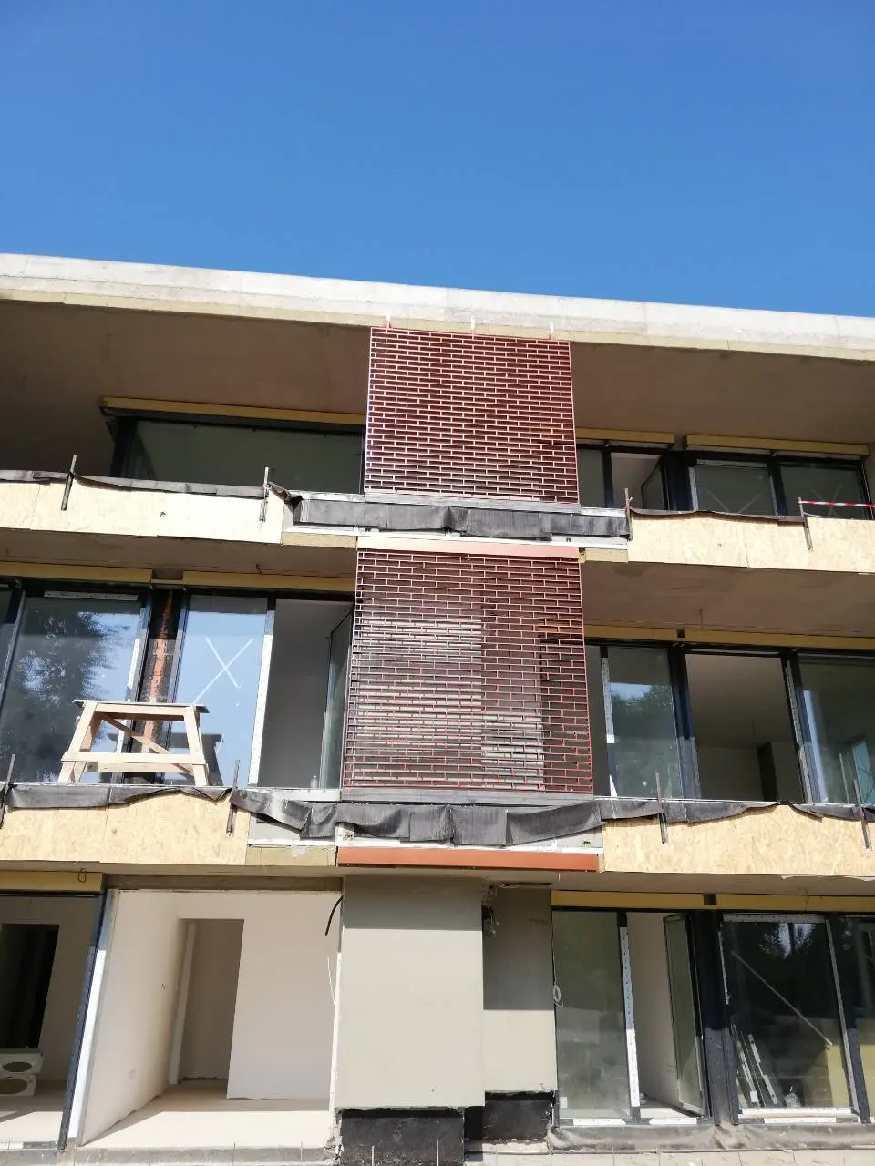 Alumínium rácselemek egy lakóház homlokzatán
